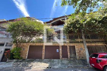 Casa à venda com 254m², 4 quartos e 4 vagasFachada