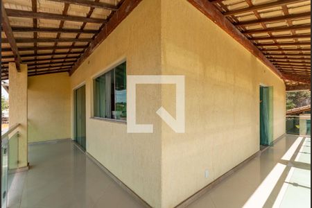 Casa à venda com 253m², 4 quartos e 3 vagas Casa à venda com 253m², 4 quartos e 3 vagasVaranda