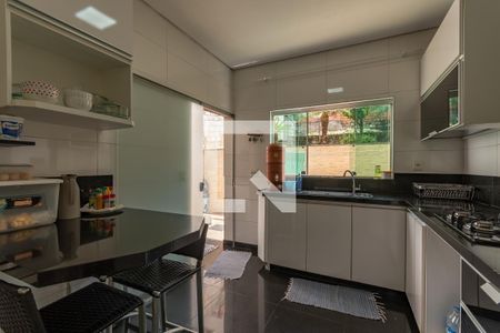 Casa à venda com 253m², 4 quartos e 3 vagas Casa à venda com 253m², 4 quartos e 3 vagasCozinha