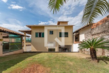 Casa à venda com 253m², 4 quartos e 3 vagas Casa à venda com 253m², 4 quartos e 3 vagasQuintal