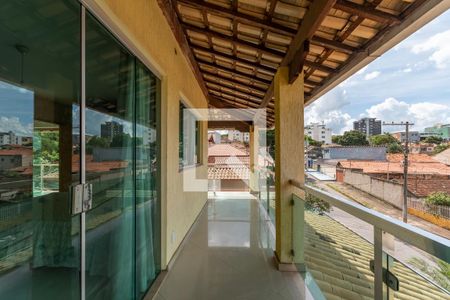 Casa à venda com 253m², 4 quartos e 3 vagas Casa à venda com 253m², 4 quartos e 3 vagasVaranda
