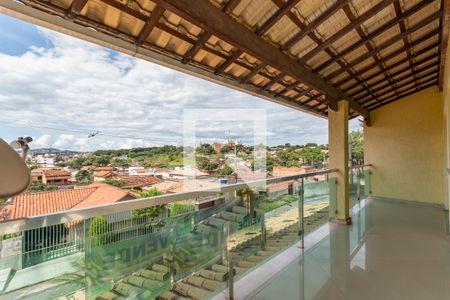 Casa à venda com 253m², 4 quartos e 3 vagas Casa à venda com 253m², 4 quartos e 3 vagasVaranda