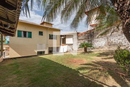Casa à venda com 253m², 4 quartos e 3 vagas Casa à venda com 253m², 4 quartos e 3 vagasQuintal