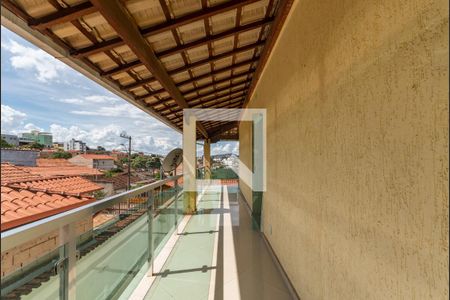 Casa à venda com 253m², 4 quartos e 3 vagas Casa à venda com 253m², 4 quartos e 3 vagasVaranda
