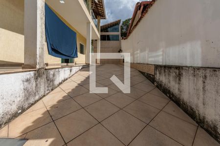 Casa à venda com 253m², 4 quartos e 3 vagas Casa à venda com 253m², 4 quartos e 3 vagasEntrada - Garagem