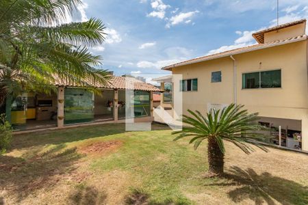 Casa à venda com 253m², 4 quartos e 3 vagas Casa à venda com 253m², 4 quartos e 3 vagasQuintal