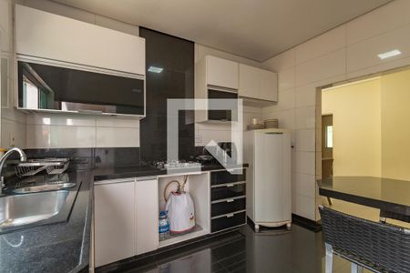 Casa à venda com 253m², 4 quartos e 3 vagas Casa à venda com 253m², 4 quartos e 3 vagasCozinha