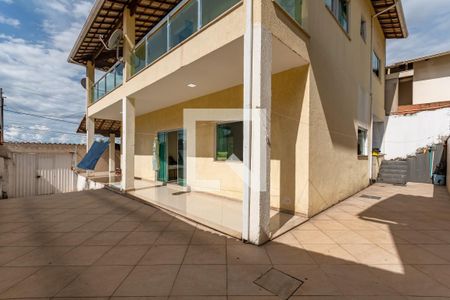 Casa à venda com 253m², 4 quartos e 3 vagas Casa à venda com 253m², 4 quartos e 3 vagasEntrada - Garagem