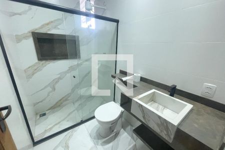 Banheiro de casa de condomínio para alugar com 1 quarto, 58m² em Jardim Vinte E Cinco de Agosto, Duque de Caxias