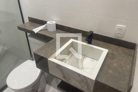 Banheiro de casa de condomínio para alugar com 1 quarto, 58m² em Jardim Vinte E Cinco de Agosto, Duque de Caxias