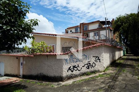 Casa à venda com 375m², 4 quartos e 2 vagas Casa à venda com 375m², 4 quartos e 2 vagasFachada