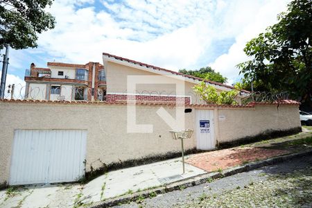 Casa à venda com 375m², 4 quartos e 2 vagas Casa à venda com 375m², 4 quartos e 2 vagasFachada