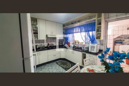 Casa à venda com 125m², 5 quartos e 2 vagas Casa à venda com 125m², 5 quartos e 2 vagasCozinha