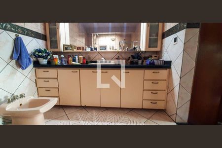 Casa à venda com 125m², 5 quartos e 2 vagas Casa à venda com 125m², 5 quartos e 2 vagasBanheiro da Suíte