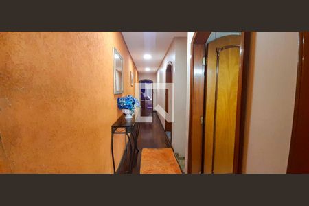 Casa à venda com 125m², 5 quartos e 2 vagas Casa à venda com 125m², 5 quartos e 2 vagasCorredor