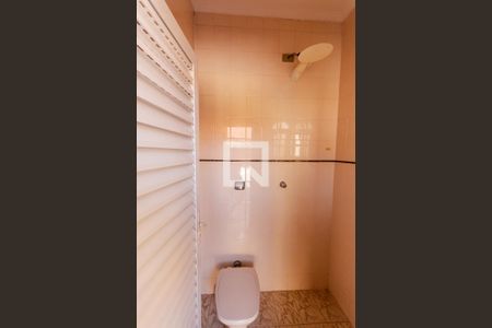 Casa à venda com 323m², 3 quartos e 5 vagas Casa à venda com 323m², 3 quartos e 5 vagasBanheiro de Serviço