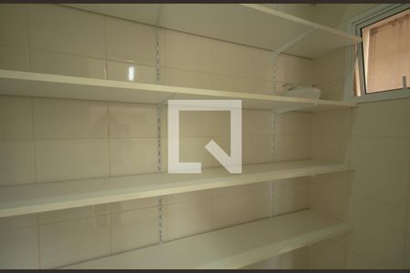 Casa de condomínio à venda com 523m², 4 quartos e 4 vagas Casa de condomínio à venda com 523m², 4 quartos e 4 vagasDespensa