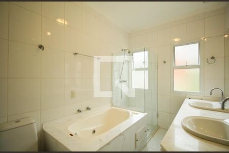 Casa de condomínio à venda com 523m², 4 quartos e 4 vagas Casa de condomínio à venda com 523m², 4 quartos e 4 vagasBanheiro Suíte 3