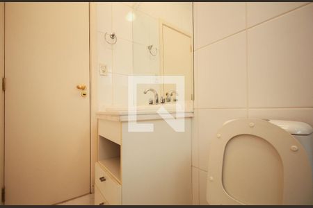 Casa de condomínio à venda com 523m², 4 quartos e 4 vagas Casa de condomínio à venda com 523m², 4 quartos e 4 vagasBanheiro Suíte 4