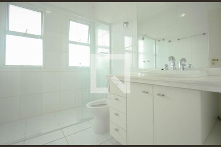 Casa de condomínio à venda com 523m², 4 quartos e 4 vagas Casa de condomínio à venda com 523m², 4 quartos e 4 vagasBanheiro Suíte 1