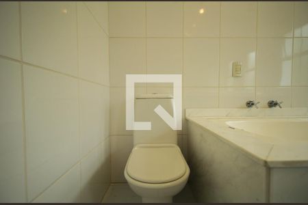 Casa de condomínio à venda com 523m², 4 quartos e 4 vagas Casa de condomínio à venda com 523m², 4 quartos e 4 vagasBanheiro Suíte 3