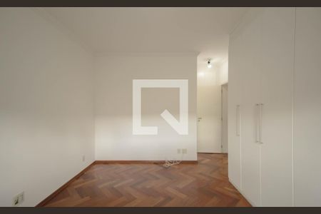 Casa de condomínio à venda com 523m², 4 quartos e 4 vagas Casa de condomínio à venda com 523m², 4 quartos e 4 vagasSuíte 4