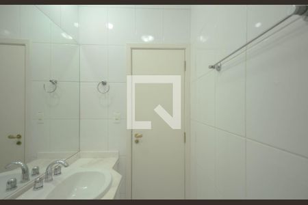 Casa de condomínio à venda com 523m², 4 quartos e 4 vagas Casa de condomínio à venda com 523m², 4 quartos e 4 vagasBanheiro Suíte 2