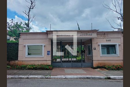 Casa de condomínio à venda com 523m², 4 quartos e 4 vagas Casa de condomínio à venda com 523m², 4 quartos e 4 vagasFachada e portaria
