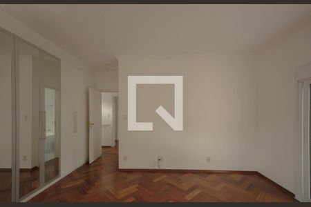 Casa de condomínio à venda com 523m², 4 quartos e 4 vagas Casa de condomínio à venda com 523m², 4 quartos e 4 vagasSuíte 3