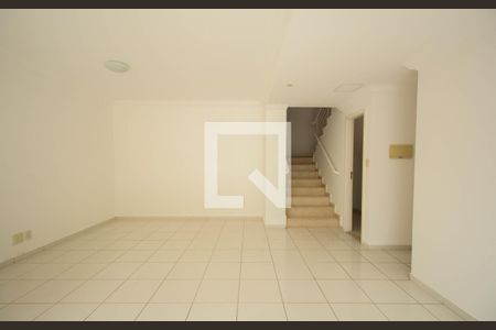 Casa de condomínio à venda com 523m², 4 quartos e 4 vagas Casa de condomínio à venda com 523m², 4 quartos e 4 vagasSala 3
