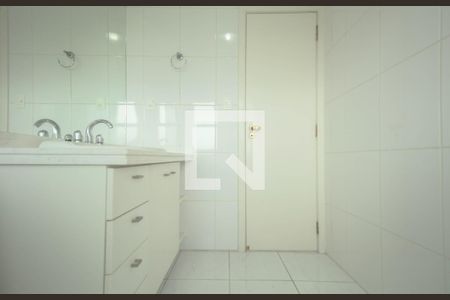 Casa de condomínio à venda com 523m², 4 quartos e 4 vagas Casa de condomínio à venda com 523m², 4 quartos e 4 vagasBanheiro Suíte 1