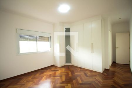 Casa de condomínio à venda com 523m², 4 quartos e 4 vagas Casa de condomínio à venda com 523m², 4 quartos e 4 vagasSuíte 1