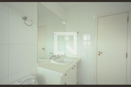 Casa de condomínio à venda com 523m², 4 quartos e 4 vagas Casa de condomínio à venda com 523m², 4 quartos e 4 vagasBanheiro Suíte 1