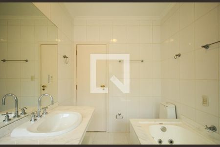 Casa de condomínio à venda com 523m², 4 quartos e 4 vagas Casa de condomínio à venda com 523m², 4 quartos e 4 vagasBanheiro Suíte 3