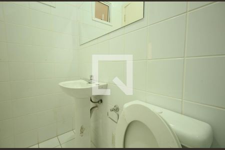 Casa de condomínio à venda com 523m², 4 quartos e 4 vagas Casa de condomínio à venda com 523m², 4 quartos e 4 vagasBanheiro de serviço