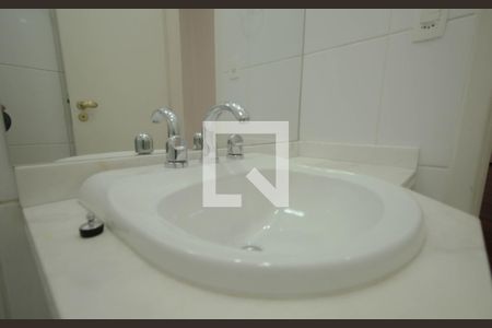 Casa de condomínio à venda com 523m², 4 quartos e 4 vagas Casa de condomínio à venda com 523m², 4 quartos e 4 vagasBanheiro Suíte 2