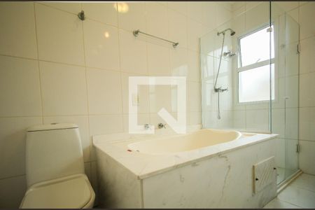 Casa de condomínio à venda com 523m², 4 quartos e 4 vagas Casa de condomínio à venda com 523m², 4 quartos e 4 vagasBanheiro Suíte 3