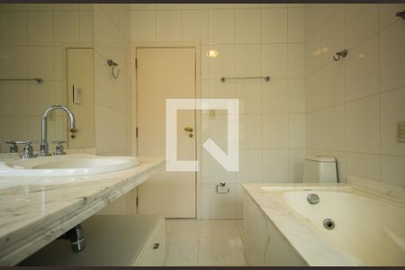 Casa de condomínio à venda com 523m², 4 quartos e 4 vagas Casa de condomínio à venda com 523m², 4 quartos e 4 vagasBanheiro Suíte 3