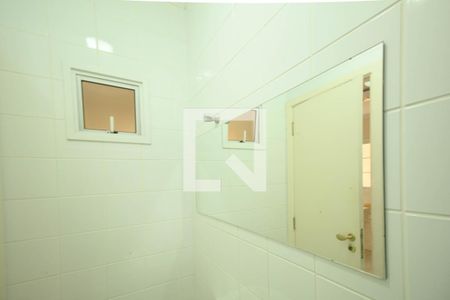 Casa de condomínio à venda com 523m², 4 quartos e 4 vagas Casa de condomínio à venda com 523m², 4 quartos e 4 vagasBanheiro de serviço