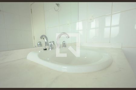 Casa de condomínio à venda com 523m², 4 quartos e 4 vagas Casa de condomínio à venda com 523m², 4 quartos e 4 vagasBanheiro Suíte 1