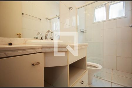 Casa de condomínio à venda com 523m², 4 quartos e 4 vagas Casa de condomínio à venda com 523m², 4 quartos e 4 vagasBanheiro Suíte 4