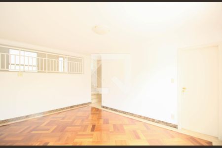 Casa de condomínio à venda com 523m², 4 quartos e 4 vagas Casa de condomínio à venda com 523m², 4 quartos e 4 vagasSala 2