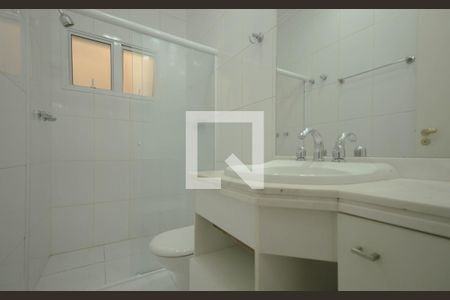 Casa de condomínio à venda com 523m², 4 quartos e 4 vagas Casa de condomínio à venda com 523m², 4 quartos e 4 vagasBanheiro Suíte 2