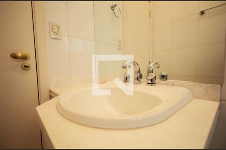 Casa de condomínio à venda com 523m², 4 quartos e 4 vagas Casa de condomínio à venda com 523m², 4 quartos e 4 vagasBanheiro Suíte 4