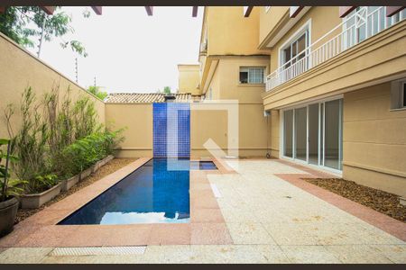 Casa de condomínio à venda com 523m², 4 quartos e 4 vagas Casa de condomínio à venda com 523m², 4 quartos e 4 vagasQuintal/Piscina