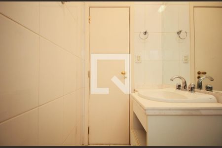 Casa de condomínio à venda com 523m², 4 quartos e 4 vagas Casa de condomínio à venda com 523m², 4 quartos e 4 vagasBanheiro Suíte 4