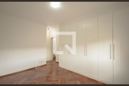 Casa de condomínio à venda com 523m², 4 quartos e 4 vagas Casa de condomínio à venda com 523m², 4 quartos e 4 vagasSuíte 4