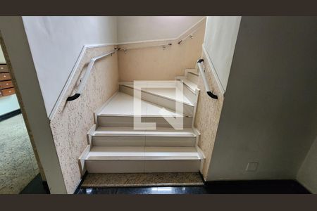 Apartamento para alugar com 75m², 2 quartos e sem vaga Apartamento para alugar com 75m², 2 quartos e sem vagaEscada