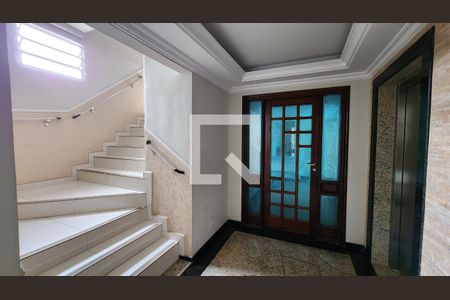 Apartamento para alugar com 75m², 2 quartos e sem vaga Apartamento para alugar com 75m², 2 quartos e sem vagaEscada