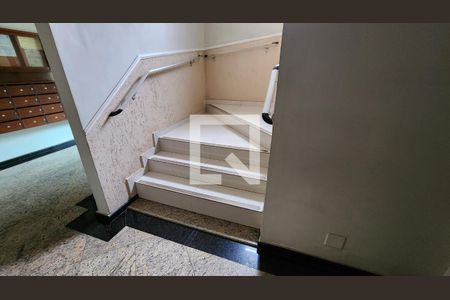 Apartamento para alugar com 75m², 2 quartos e sem vaga Apartamento para alugar com 75m², 2 quartos e sem vagaEscada